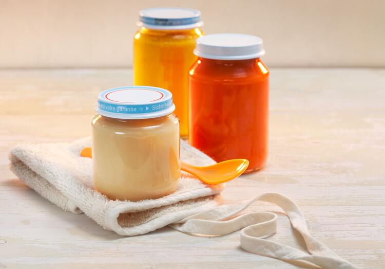 Babygläschen mit Latz und Löffel