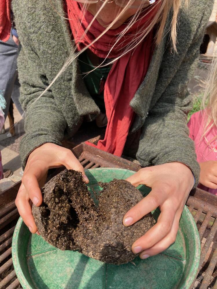 Frau hält Präparat in Händen