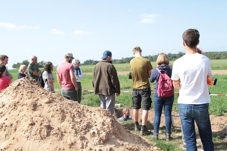 Gruppe Menschen bei einem Feldtag