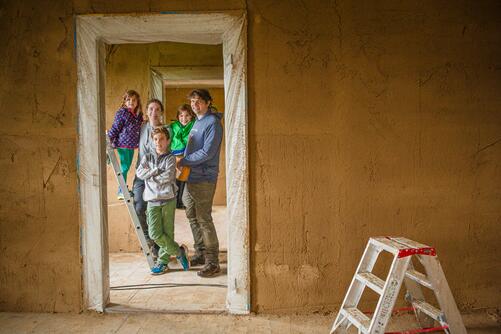 Familie Hahn auf der Baustelle