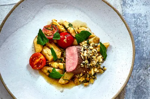 LAMMRÜCKEN MIT SPARGEL UND BÄRLAUCH