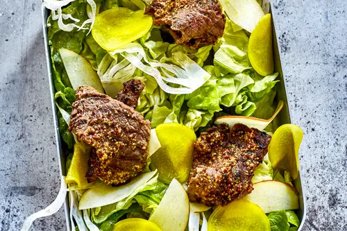 RINDERFILET AUF FENCHEL- UND BLATTSALAT